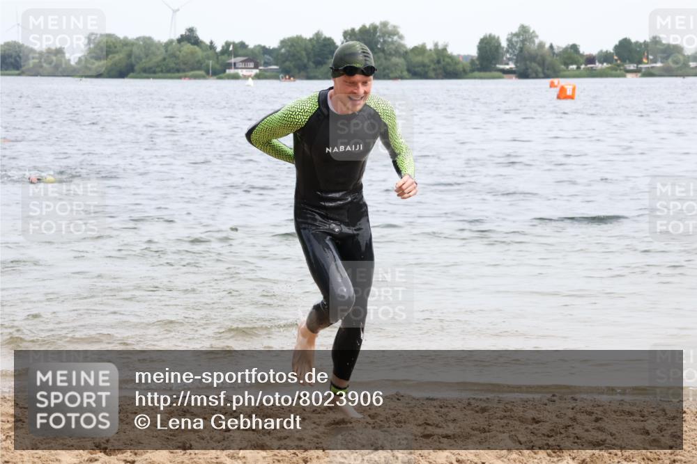 15.06.2025 - 27. Vierlanden-Triathlon Lena Gebhardt http://msf.ph/oto/8023906 15.06.2025 10:54:35 Schwimmen 695, 713, 715, 749 meine-sportfotos.de