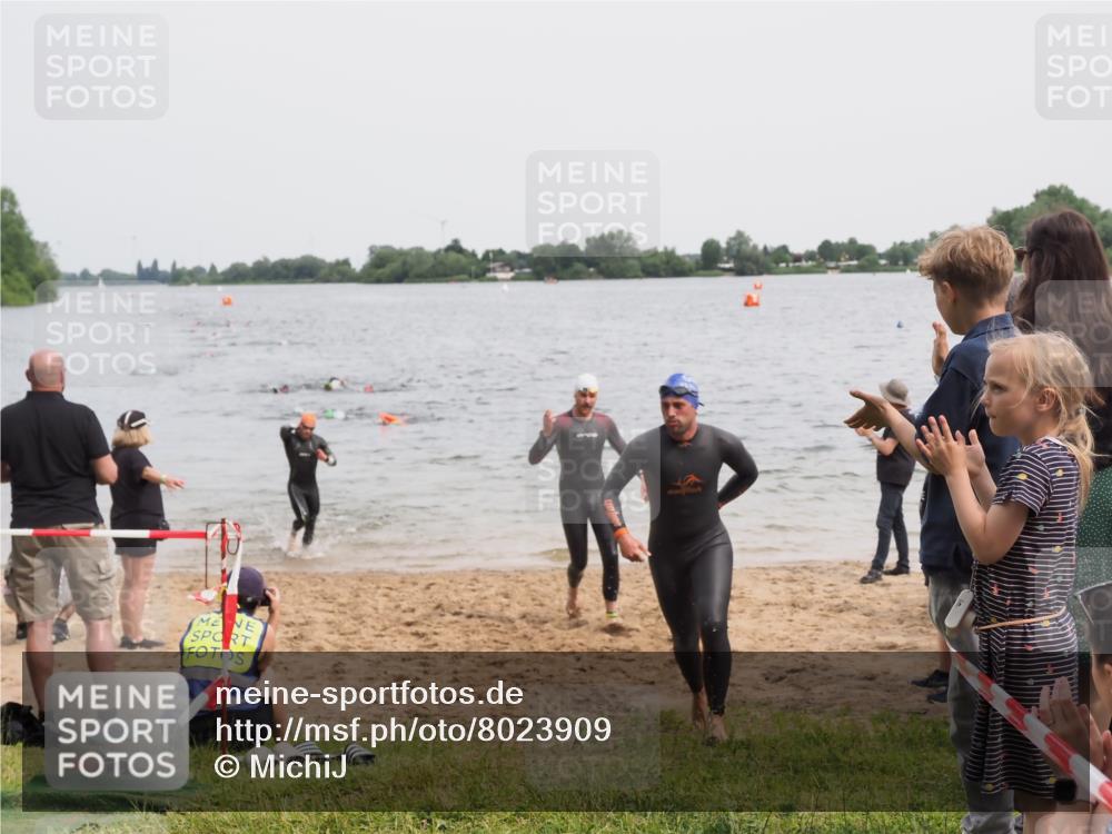 21.06.2025 - 27. Vierlanden-Triathlon MichiJ http://msf.ph/oto/8023909 15.06.2026 10:54:59 Schwimmen 677, 735, 744, 761 meine-sportfotos.de