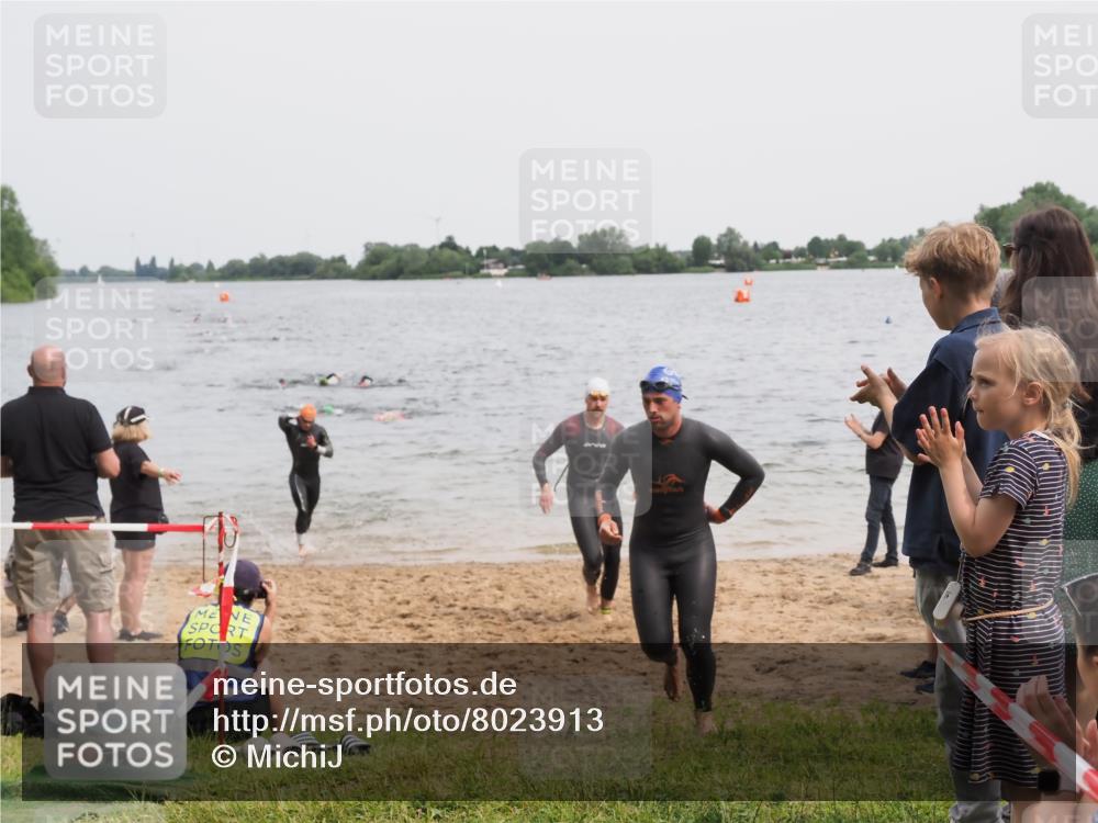 21.06.2025 - 27. Vierlanden-Triathlon MichiJ http://msf.ph/oto/8023913 15.06.2026 10:54:59 Schwimmen 677, 735, 744, 761 meine-sportfotos.de