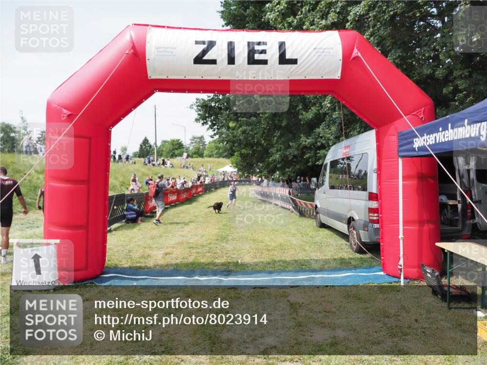 21.06.2025 - 27. Vierlanden-Triathlon MichiJ http://msf.ph/oto/8023914 15.06.2026 11:50:12 Ziel 485 meine-sportfotos.de