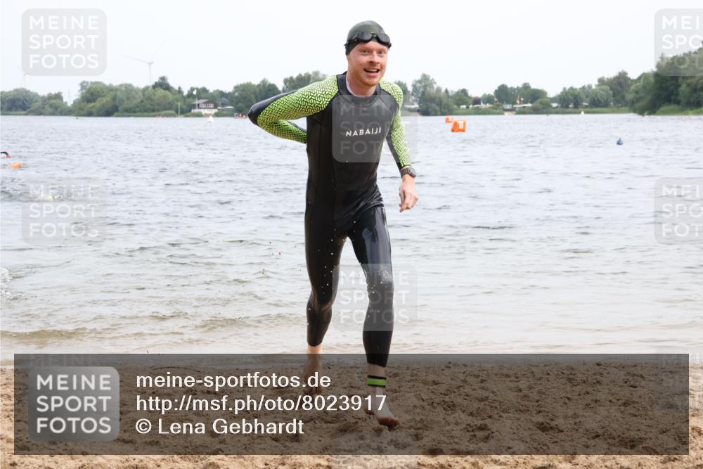 15.06.2025 - 27. Vierlanden-Triathlon Lena Gebhardt http://msf.ph/oto/8023917 15.06.2025 10:54:35 Schwimmen 695, 713, 715, 749 meine-sportfotos.de