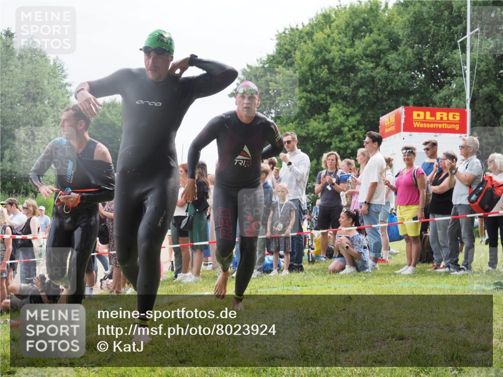 15.06.2025 - 27. Vierlanden-Triathlon KatJ http://msf.ph/oto/8023924 15.06.2025 10:57:04 Schwimmen 654, 688, 711, 718, 755 meine-sportfotos.de
