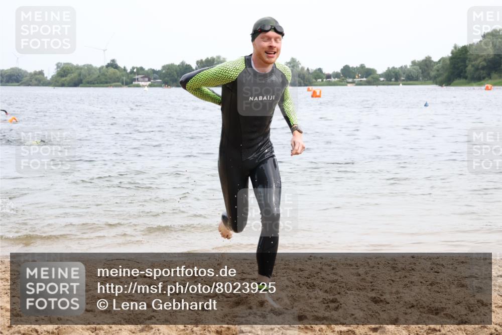 15.06.2025 - 27. Vierlanden-Triathlon Lena Gebhardt http://msf.ph/oto/8023925 15.06.2025 10:54:36 Schwimmen 695, 713, 715, 749 meine-sportfotos.de