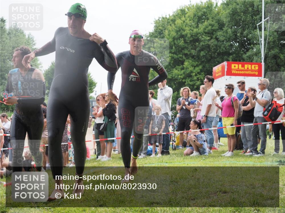 15.06.2025 - 27. Vierlanden-Triathlon KatJ http://msf.ph/oto/8023930 15.06.2025 10:57:05 Schwimmen 654, 688, 711, 718 meine-sportfotos.de