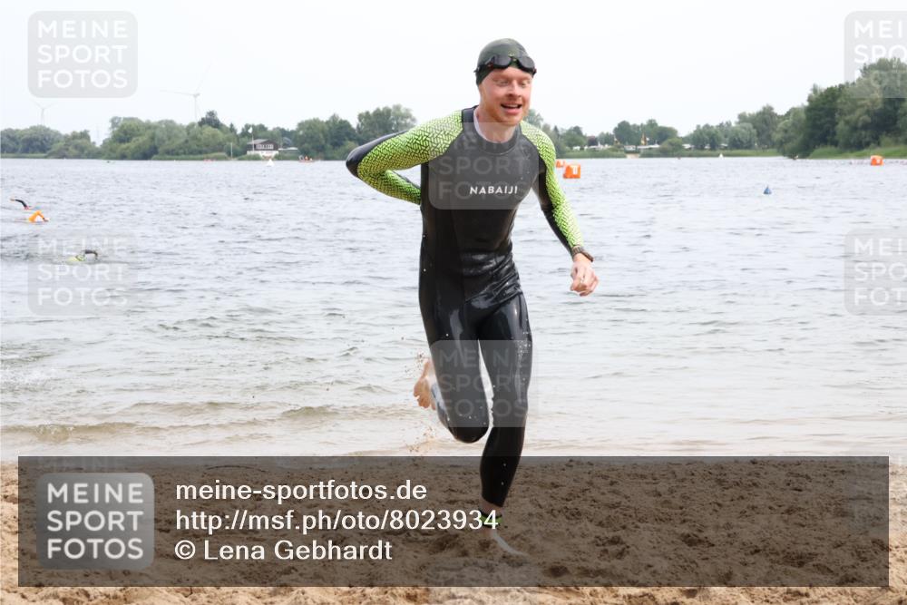 15.06.2025 - 27. Vierlanden-Triathlon Lena Gebhardt http://msf.ph/oto/8023934 15.06.2025 10:54:36 Schwimmen 695, 713, 715, 749 meine-sportfotos.de