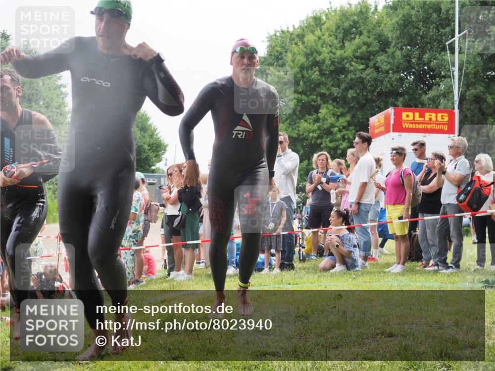 15.06.2025 - 27. Vierlanden-Triathlon KatJ http://msf.ph/oto/8023940 15.06.2025 10:57:05 Schwimmen 654, 688, 711, 718 meine-sportfotos.de