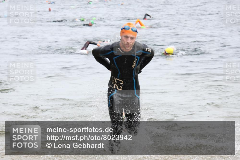 15.06.2025 - 27. Vierlanden-Triathlon Lena Gebhardt http://msf.ph/oto/8023942 15.06.2025 10:54:36 Schwimmen 695, 713, 715, 749 meine-sportfotos.de