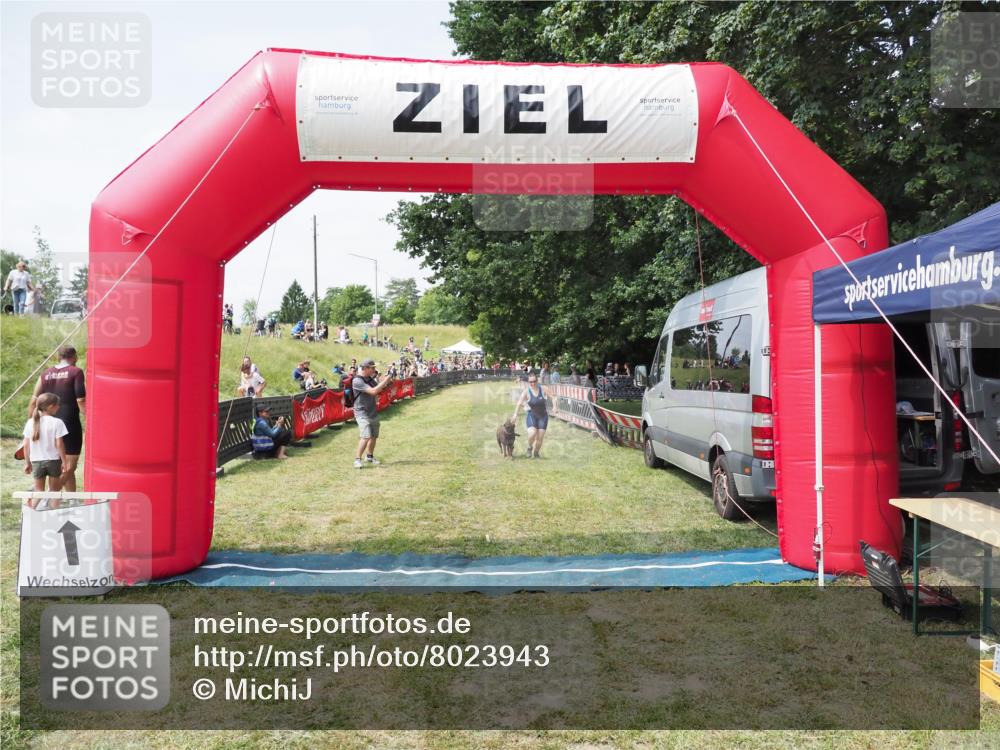 21.06.2025 - 27. Vierlanden-Triathlon MichiJ http://msf.ph/oto/8023943 15.06.2026 11:50:14 Ziel 485 meine-sportfotos.de