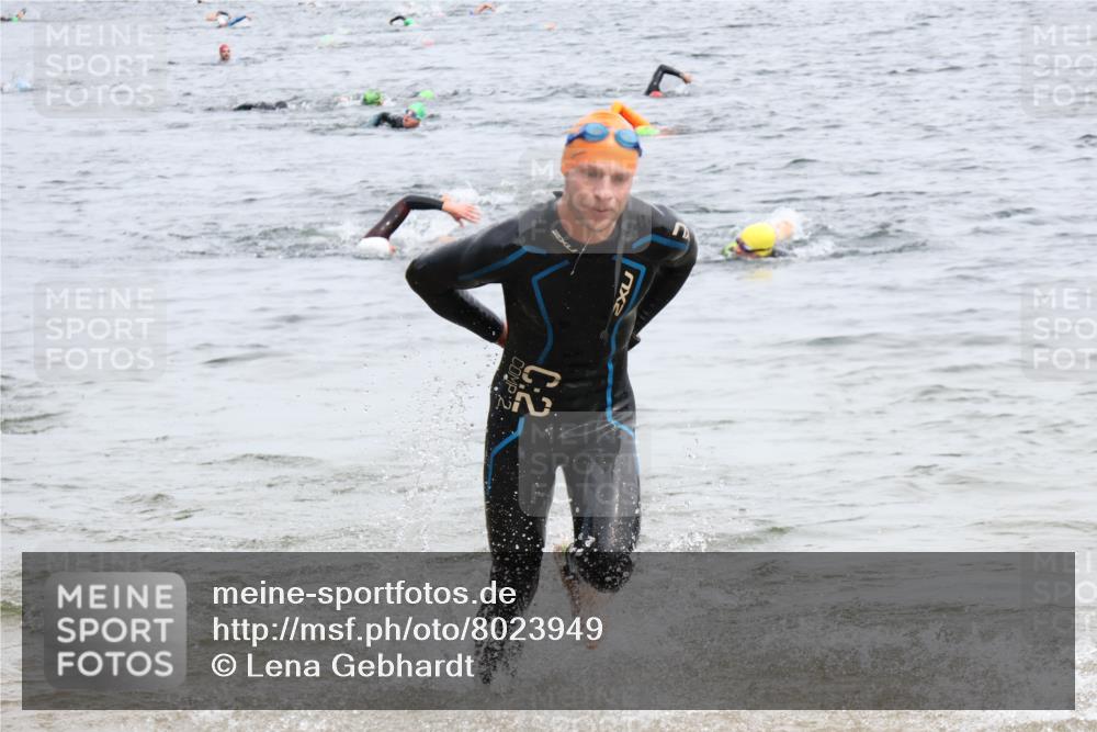 15.06.2025 - 27. Vierlanden-Triathlon Lena Gebhardt http://msf.ph/oto/8023949 15.06.2025 10:54:37 Schwimmen 695, 713, 715, 749 meine-sportfotos.de