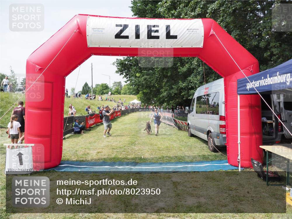 21.06.2025 - 27. Vierlanden-Triathlon MichiJ http://msf.ph/oto/8023950 15.06.2026 11:50:14 Ziel 485 meine-sportfotos.de