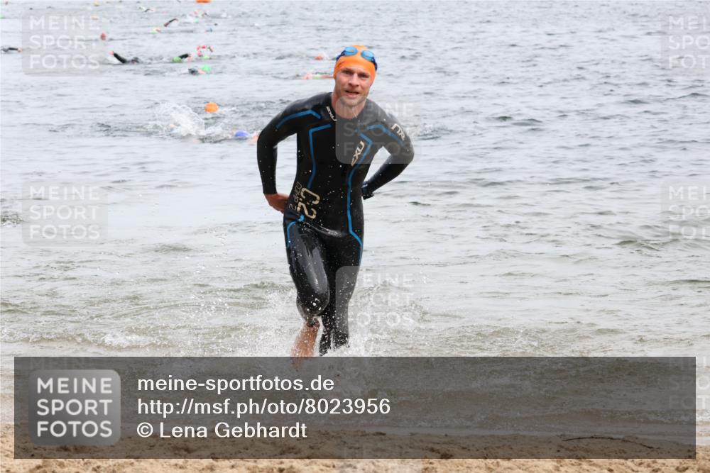 15.06.2025 - 27. Vierlanden-Triathlon Lena Gebhardt http://msf.ph/oto/8023956 15.06.2025 10:54:37 Schwimmen 695, 713, 715, 749 meine-sportfotos.de
