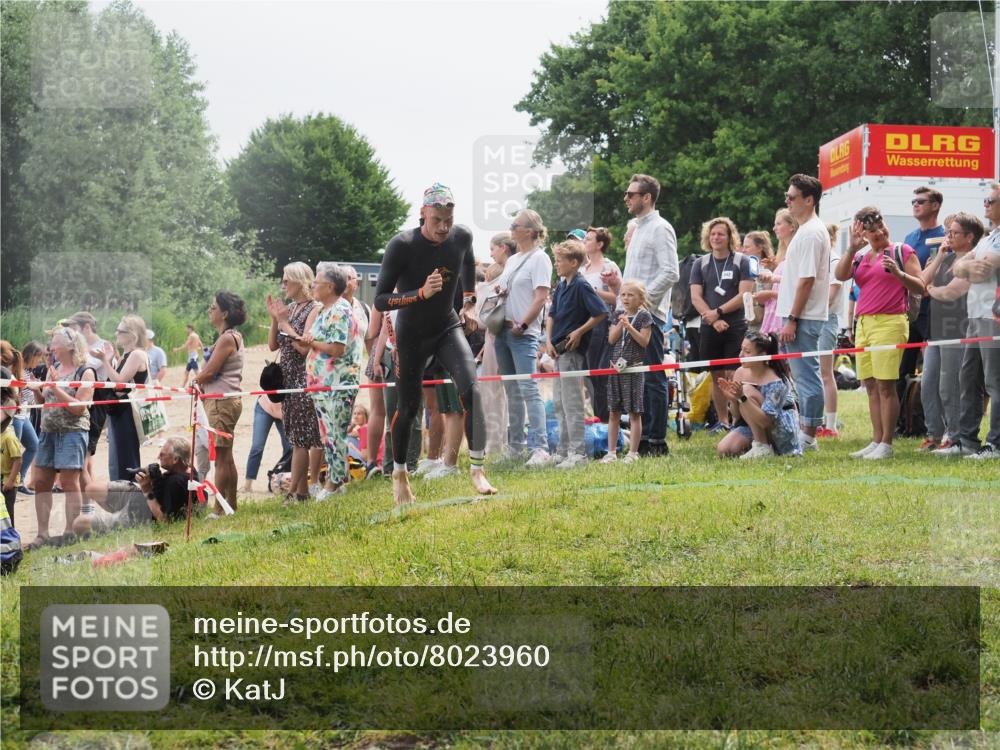 15.06.2025 - 27. Vierlanden-Triathlon KatJ http://msf.ph/oto/8023960 15.06.2025 10:57:15 Schwimmen 692 meine-sportfotos.de