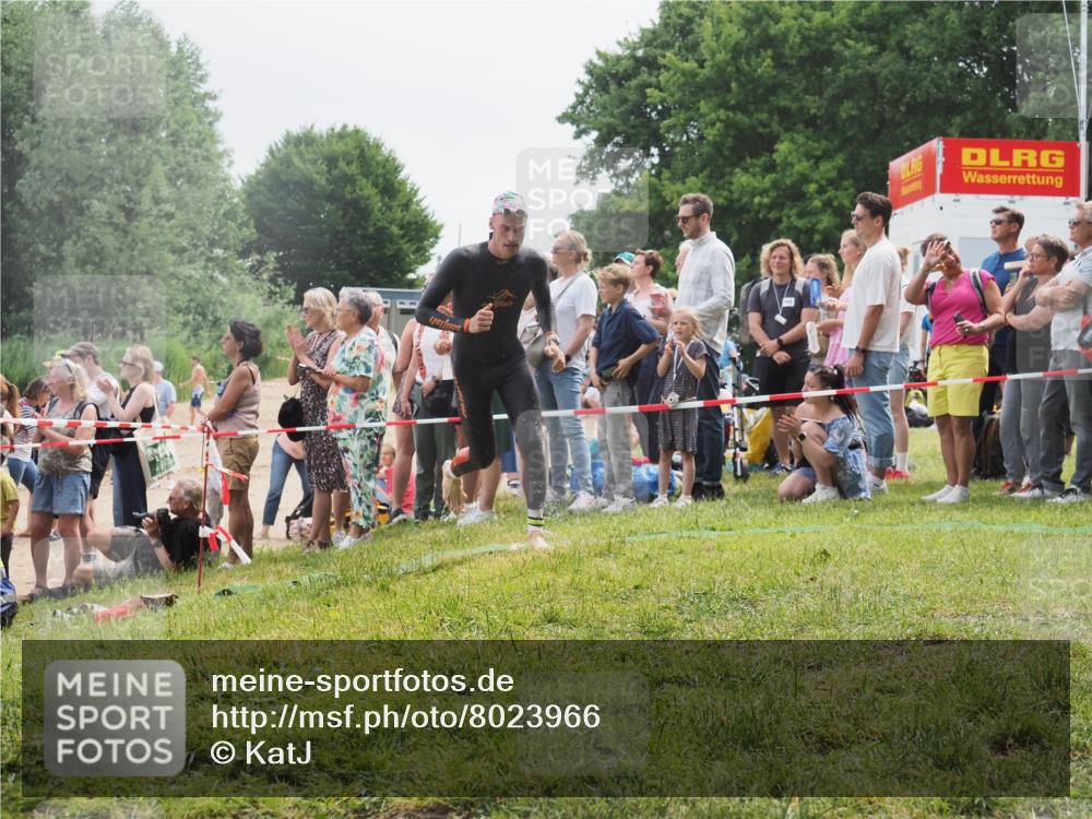 15.06.2025 - 27. Vierlanden-Triathlon KatJ http://msf.ph/oto/8023966 15.06.2025 10:57:15 Schwimmen 692 meine-sportfotos.de