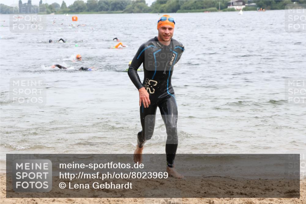 15.06.2025 - 27. Vierlanden-Triathlon Lena Gebhardt http://msf.ph/oto/8023969 15.06.2025 10:54:37 Schwimmen 695, 713, 715, 749 meine-sportfotos.de