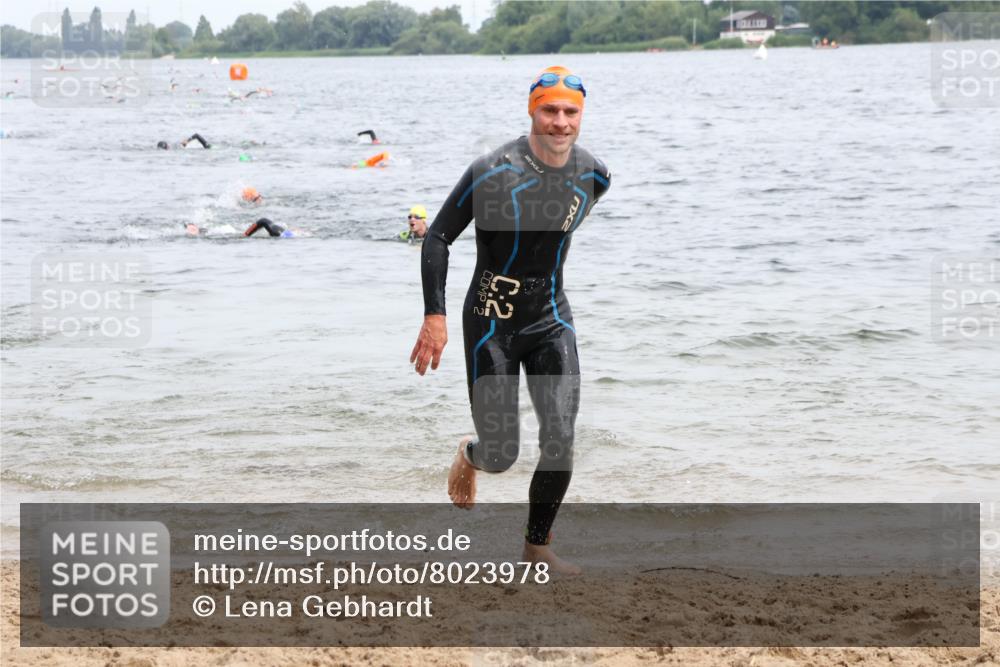 15.06.2025 - 27. Vierlanden-Triathlon Lena Gebhardt http://msf.ph/oto/8023978 15.06.2025 10:54:37 Schwimmen 695, 713, 715, 749 meine-sportfotos.de