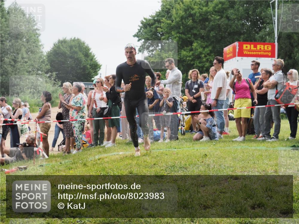 15.06.2025 - 27. Vierlanden-Triathlon KatJ http://msf.ph/oto/8023983 15.06.2025 10:57:16 Schwimmen 692, 697 meine-sportfotos.de