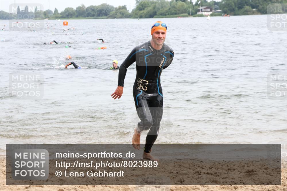 15.06.2025 - 27. Vierlanden-Triathlon Lena Gebhardt http://msf.ph/oto/8023989 15.06.2025 10:54:38 Schwimmen 695, 713, 715, 749 meine-sportfotos.de
