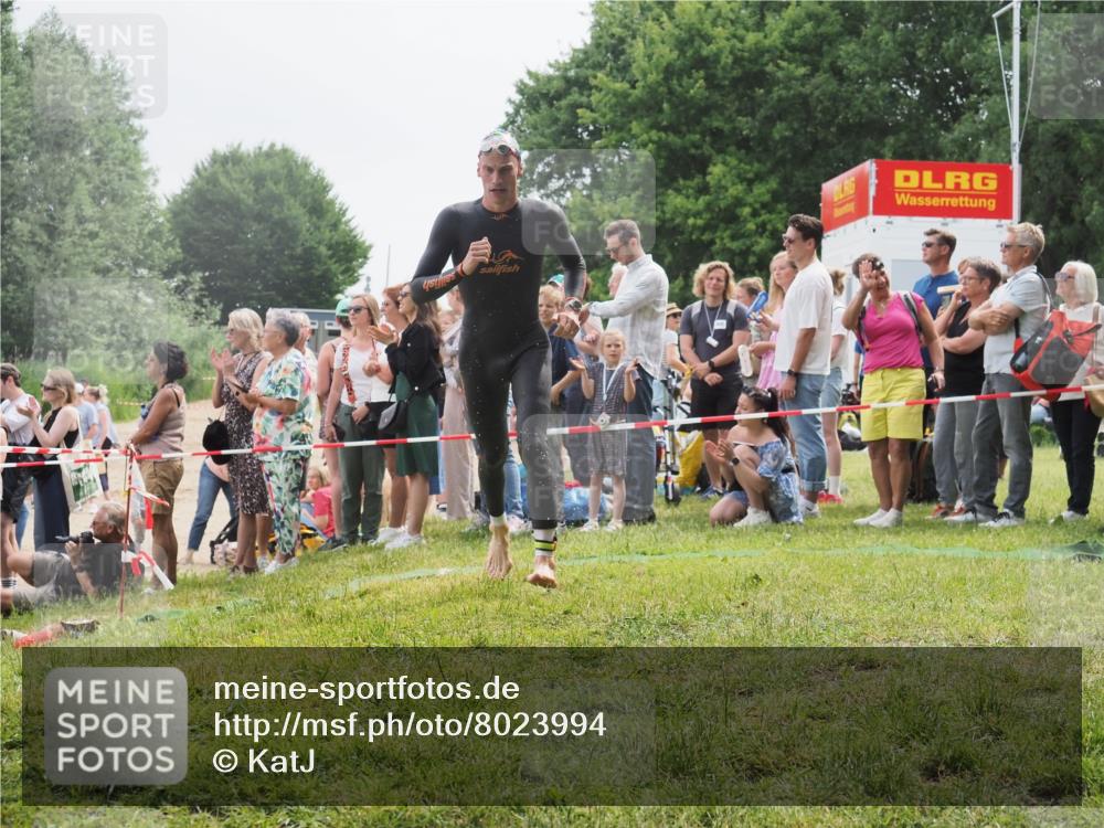 15.06.2025 - 27. Vierlanden-Triathlon KatJ http://msf.ph/oto/8023994 15.06.2025 10:57:16 Schwimmen 692, 697 meine-sportfotos.de