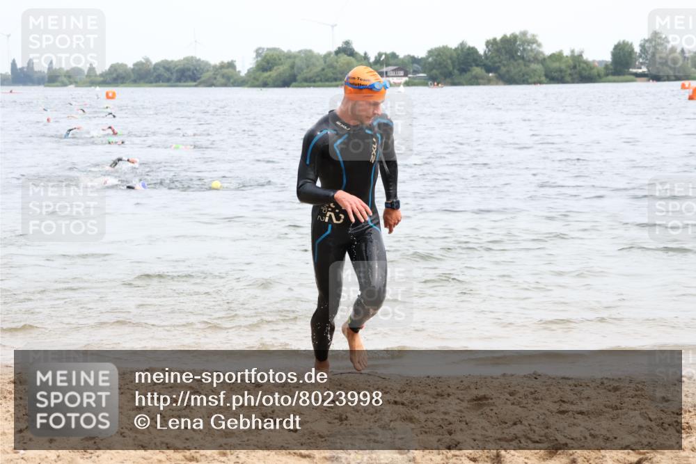 15.06.2025 - 27. Vierlanden-Triathlon Lena Gebhardt http://msf.ph/oto/8023998 15.06.2025 10:54:38 Schwimmen 695, 713, 715, 749 meine-sportfotos.de