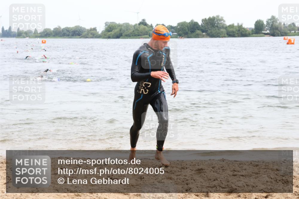 15.06.2025 - 27. Vierlanden-Triathlon Lena Gebhardt http://msf.ph/oto/8024005 15.06.2025 10:54:38 Schwimmen 695, 713, 715, 749 meine-sportfotos.de