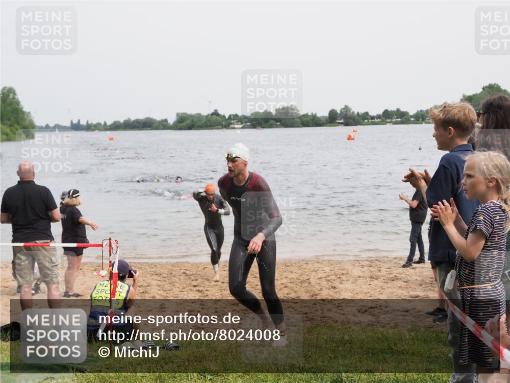 21.06.2025 - 27. Vierlanden-Triathlon MichiJ http://msf.ph/oto/8024008 15.06.2026 10:55:01 Schwimmen 677, 735, 744, 761 meine-sportfotos.de