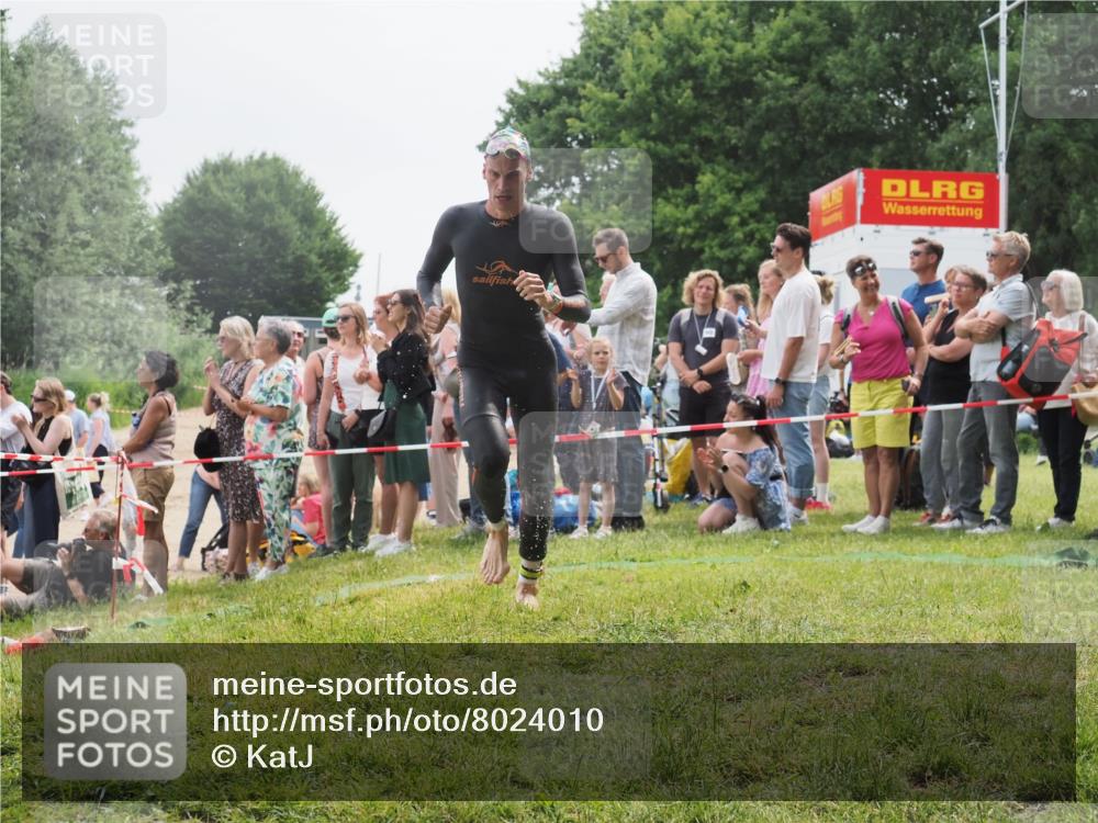 15.06.2025 - 27. Vierlanden-Triathlon KatJ http://msf.ph/oto/8024010 15.06.2025 10:57:16 Schwimmen 692, 697 meine-sportfotos.de