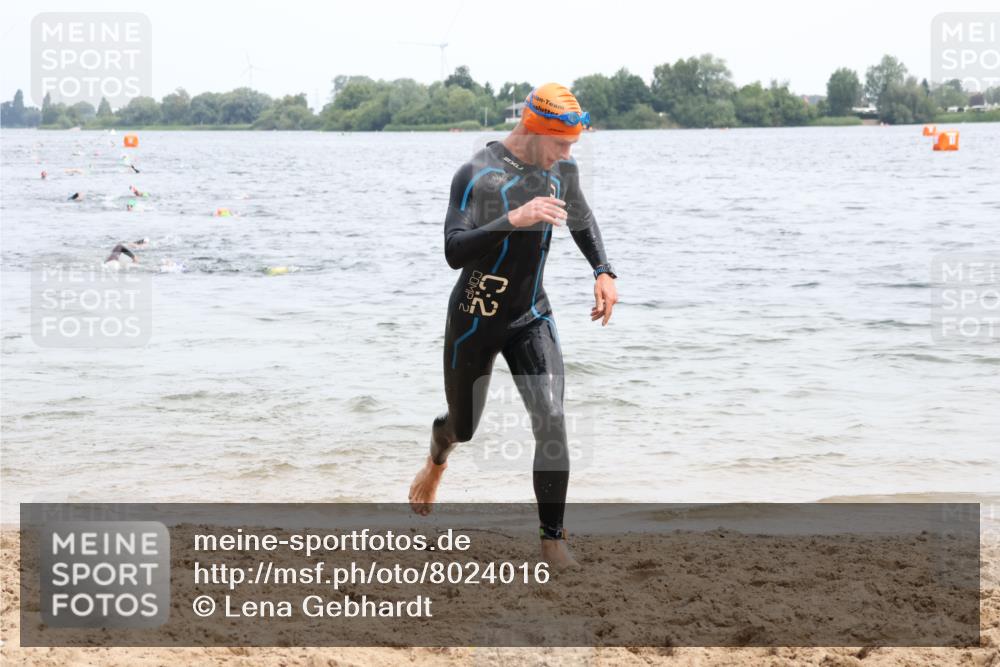 15.06.2025 - 27. Vierlanden-Triathlon Lena Gebhardt http://msf.ph/oto/8024016 15.06.2025 10:54:38 Schwimmen 695, 713, 715, 749 meine-sportfotos.de