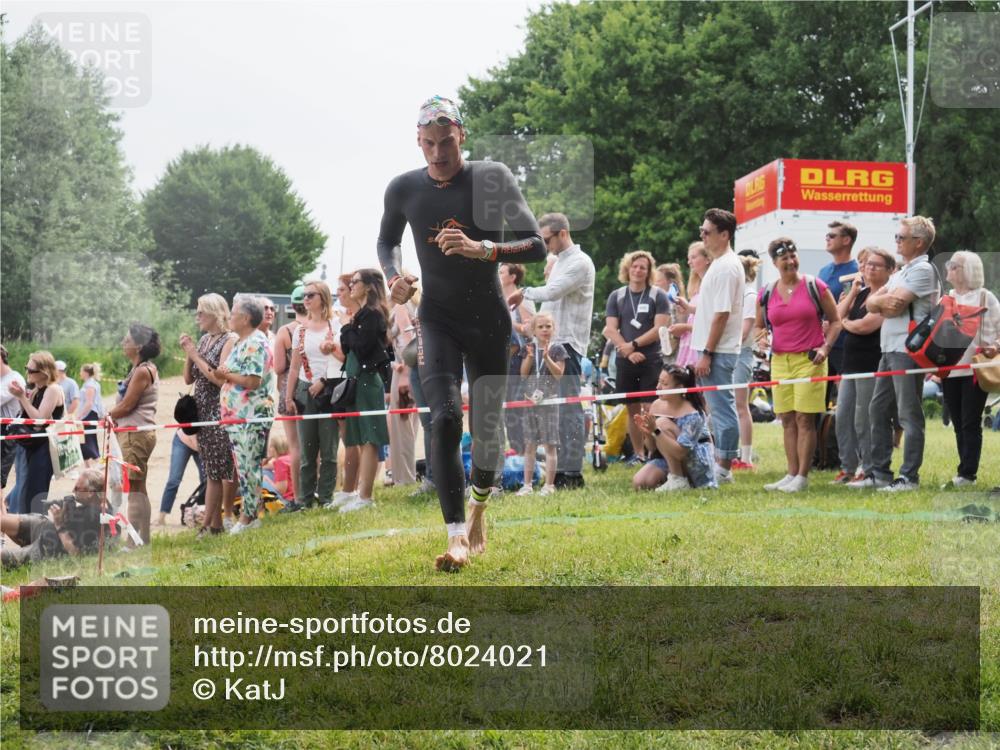 15.06.2025 - 27. Vierlanden-Triathlon KatJ http://msf.ph/oto/8024021 15.06.2025 10:57:16 Schwimmen 692, 697 meine-sportfotos.de