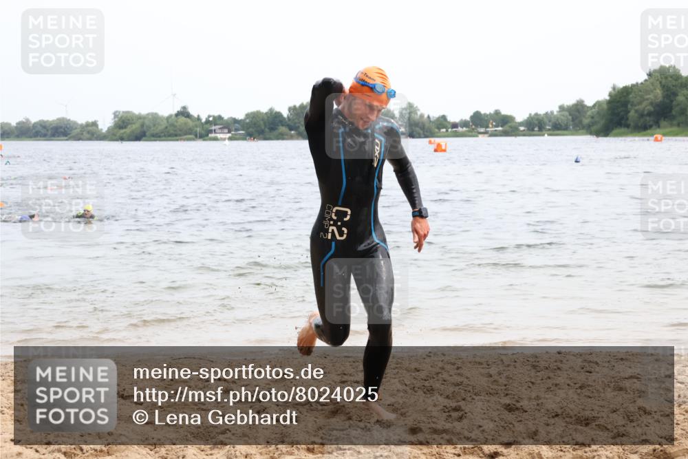 15.06.2025 - 27. Vierlanden-Triathlon Lena Gebhardt http://msf.ph/oto/8024025 15.06.2025 10:54:39 Schwimmen 695, 713, 715, 749 meine-sportfotos.de