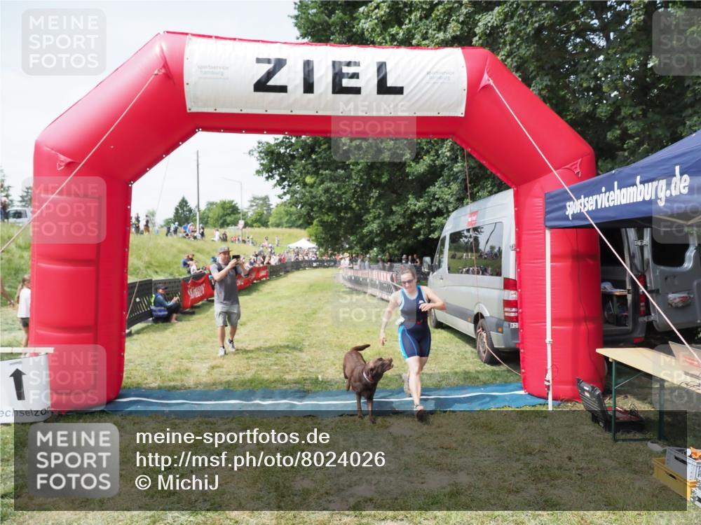 21.06.2025 - 27. Vierlanden-Triathlon MichiJ http://msf.ph/oto/8024026 15.06.2026 11:50:16 Ziel 485 meine-sportfotos.de