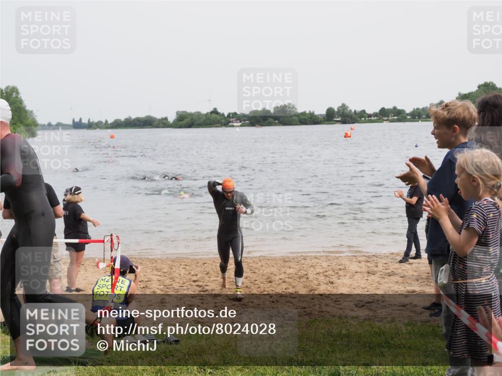 21.06.2025 - 27. Vierlanden-Triathlon MichiJ http://msf.ph/oto/8024028 15.06.2026 10:55:02 Schwimmen 677, 735, 744, 761 meine-sportfotos.de