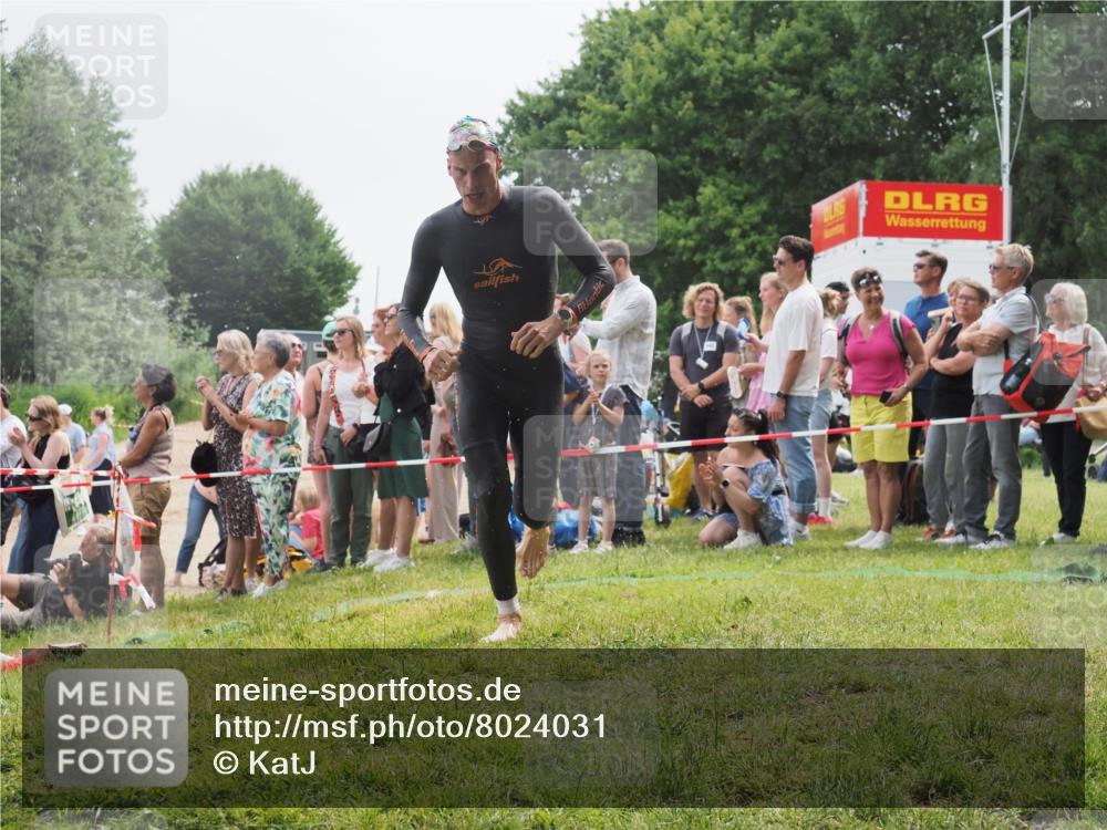15.06.2025 - 27. Vierlanden-Triathlon KatJ http://msf.ph/oto/8024031 15.06.2025 10:57:16 Schwimmen 692, 697 meine-sportfotos.de