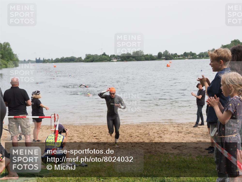 21.06.2025 - 27. Vierlanden-Triathlon MichiJ http://msf.ph/oto/8024032 15.06.2026 10:55:02 Schwimmen 677, 735, 744, 761 meine-sportfotos.de