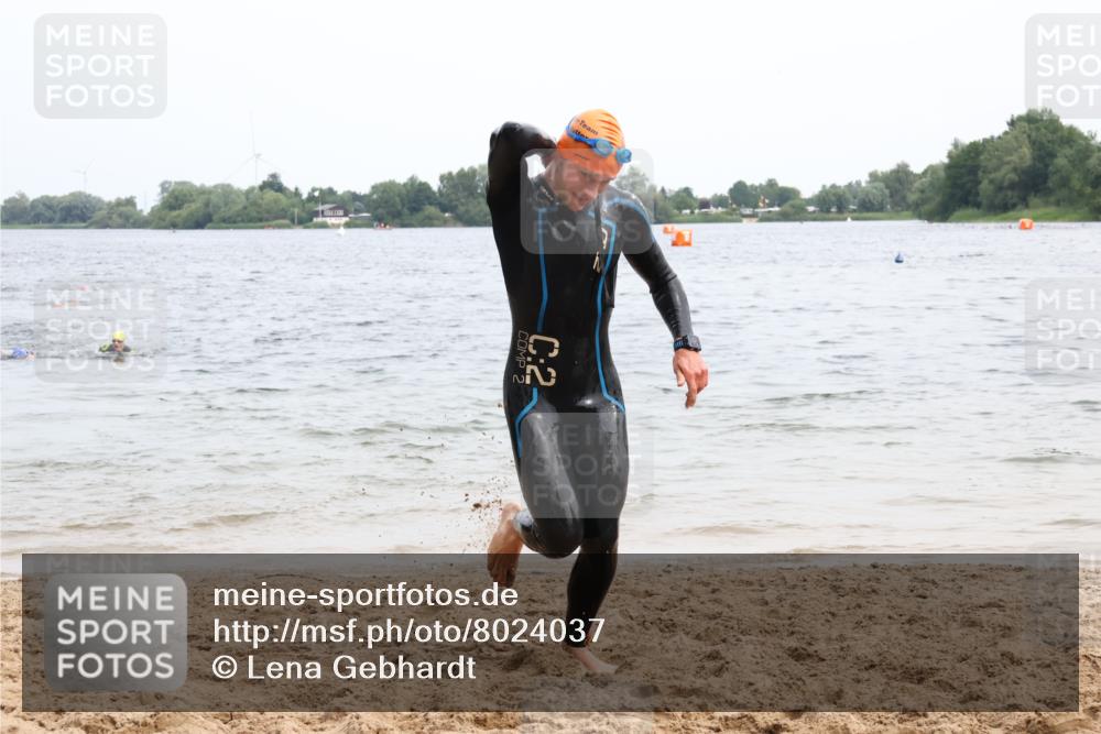 15.06.2025 - 27. Vierlanden-Triathlon Lena Gebhardt http://msf.ph/oto/8024037 15.06.2025 10:54:39 Schwimmen 695, 713, 715, 749 meine-sportfotos.de