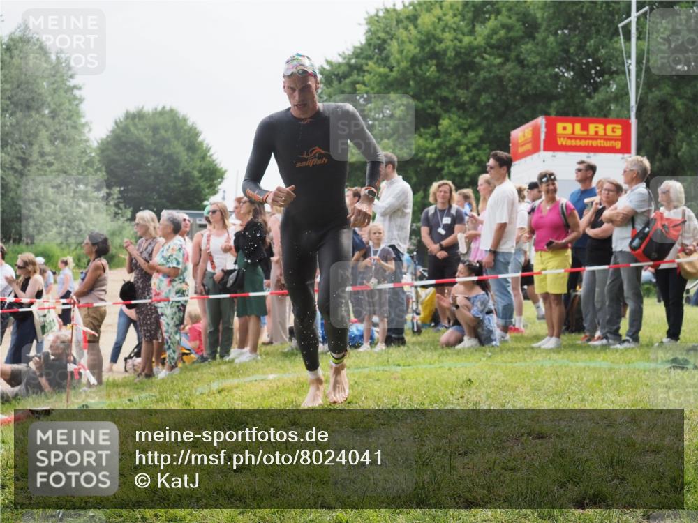 15.06.2025 - 27. Vierlanden-Triathlon KatJ http://msf.ph/oto/8024041 15.06.2025 10:57:17 Schwimmen 692, 697 meine-sportfotos.de