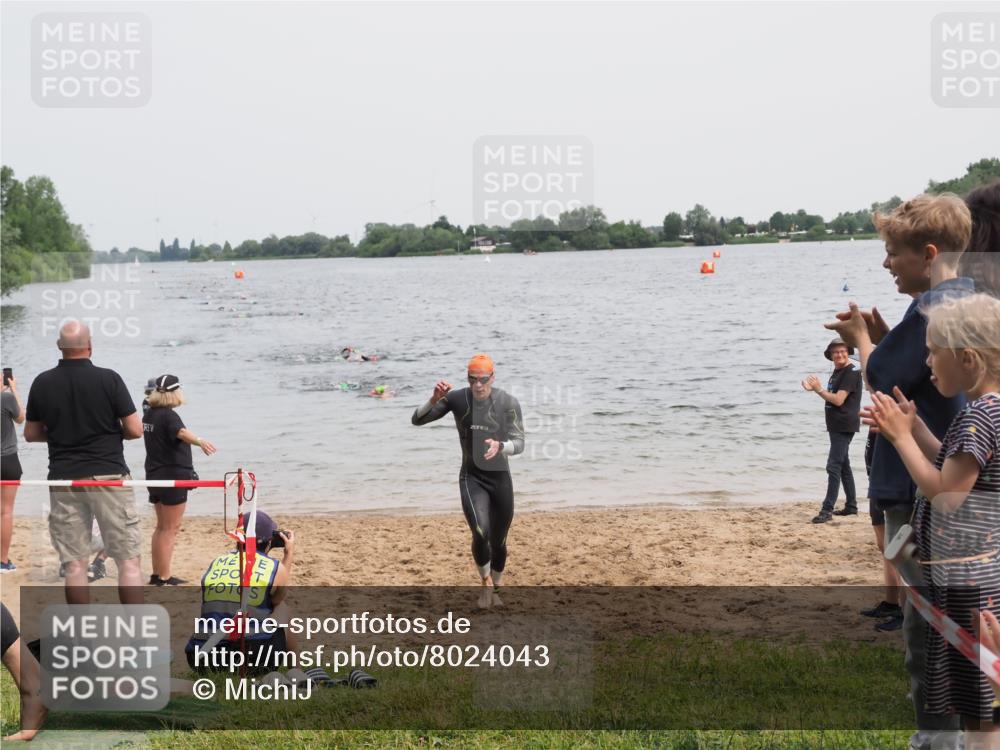 21.06.2025 - 27. Vierlanden-Triathlon MichiJ http://msf.ph/oto/8024043 15.06.2026 10:55:02 Schwimmen 677, 735, 744, 761 meine-sportfotos.de