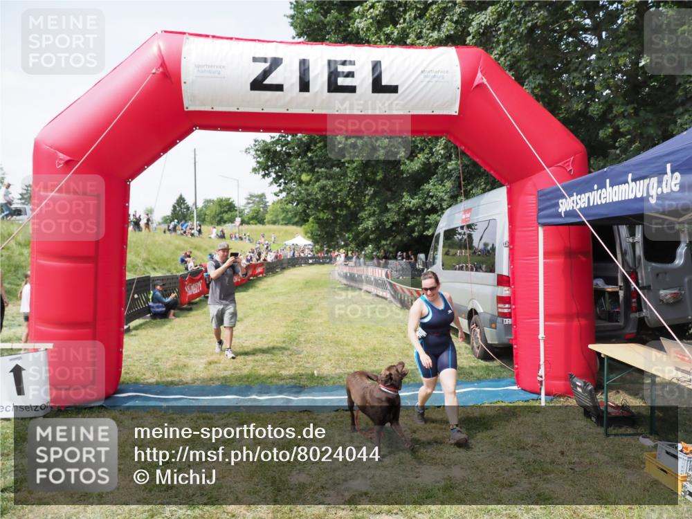 21.06.2025 - 27. Vierlanden-Triathlon MichiJ http://msf.ph/oto/8024044 15.06.2026 11:50:17 Ziel 485 meine-sportfotos.de