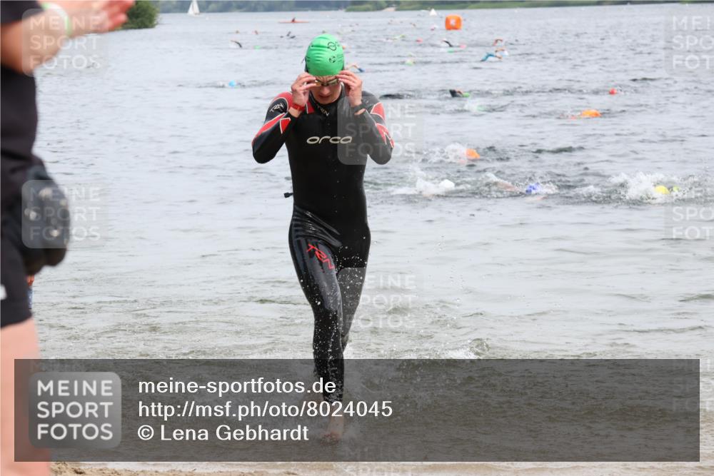 15.06.2025 - 27. Vierlanden-Triathlon Lena Gebhardt http://msf.ph/oto/8024045 15.06.2025 10:54:41 Schwimmen 695, 713, 715, 749 meine-sportfotos.de