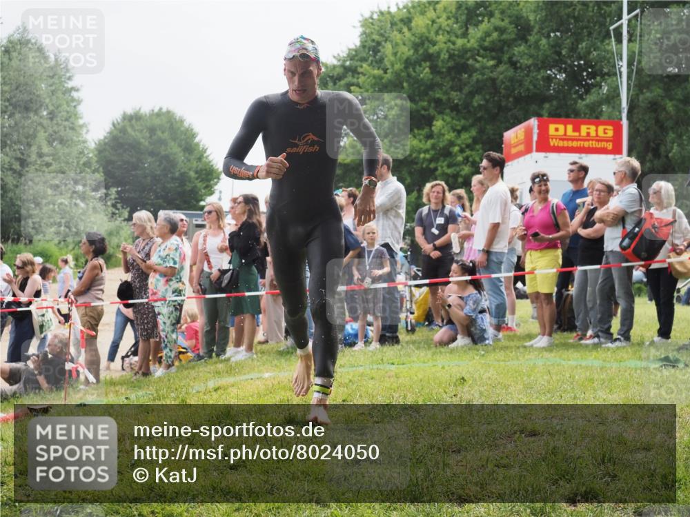 15.06.2025 - 27. Vierlanden-Triathlon KatJ http://msf.ph/oto/8024050 15.06.2025 10:57:17 Schwimmen 692, 697 meine-sportfotos.de