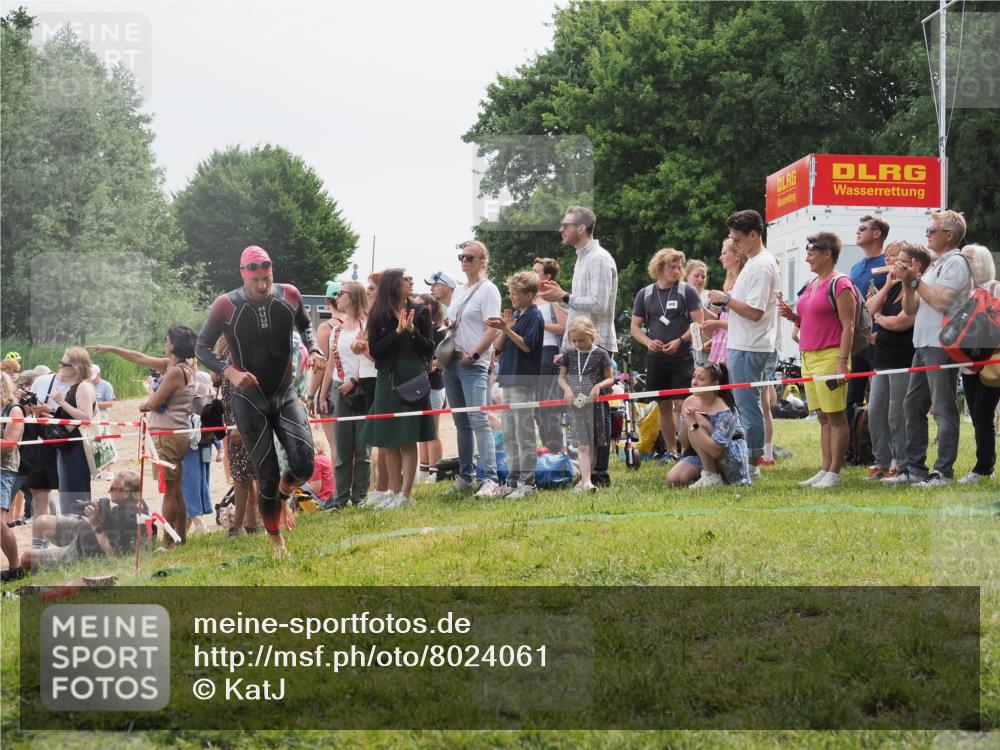 15.06.2025 - 27. Vierlanden-Triathlon KatJ http://msf.ph/oto/8024061 15.06.2025 10:57:23 Schwimmen 692, 697 meine-sportfotos.de