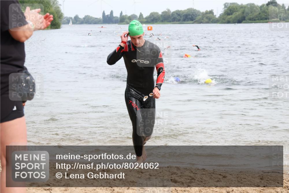 15.06.2025 - 27. Vierlanden-Triathlon Lena Gebhardt http://msf.ph/oto/8024062 15.06.2025 10:54:42 Schwimmen 695, 713, 715, 749 meine-sportfotos.de