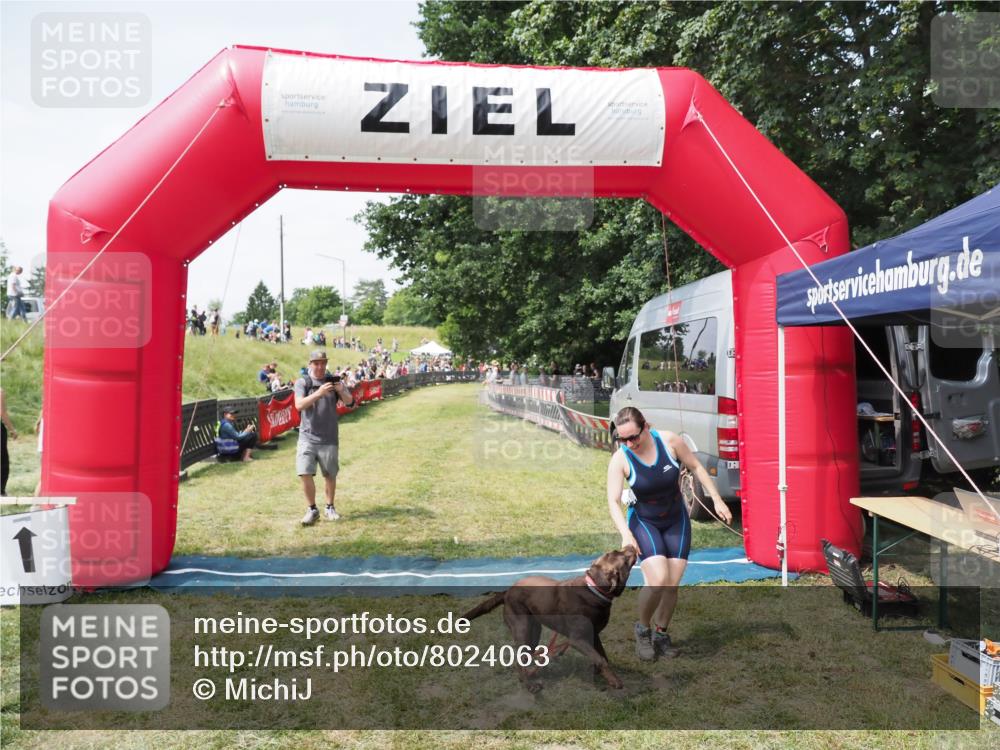 21.06.2025 - 27. Vierlanden-Triathlon MichiJ http://msf.ph/oto/8024063 15.06.2026 11:50:17 Ziel 485 meine-sportfotos.de