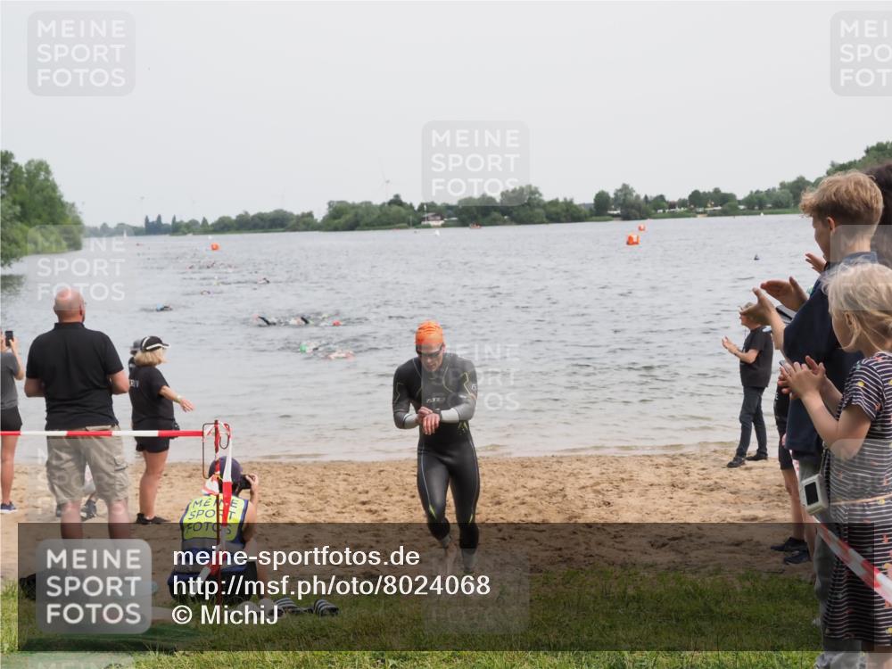 21.06.2025 - 27. Vierlanden-Triathlon MichiJ http://msf.ph/oto/8024068 15.06.2026 10:55:03 Schwimmen 677, 735, 744, 761 meine-sportfotos.de