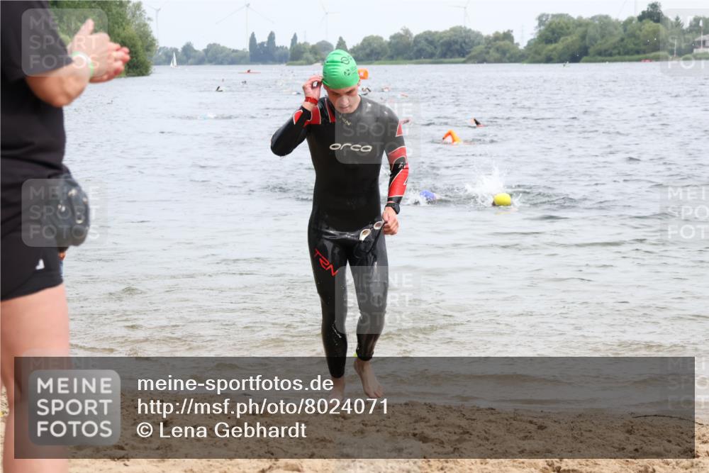 15.06.2025 - 27. Vierlanden-Triathlon Lena Gebhardt http://msf.ph/oto/8024071 15.06.2025 10:54:42 Schwimmen 695, 713, 715, 749 meine-sportfotos.de