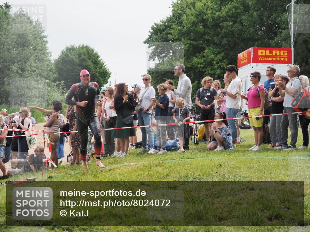 15.06.2025 - 27. Vierlanden-Triathlon KatJ http://msf.ph/oto/8024072 15.06.2025 10:57:23 Schwimmen 692, 697 meine-sportfotos.de