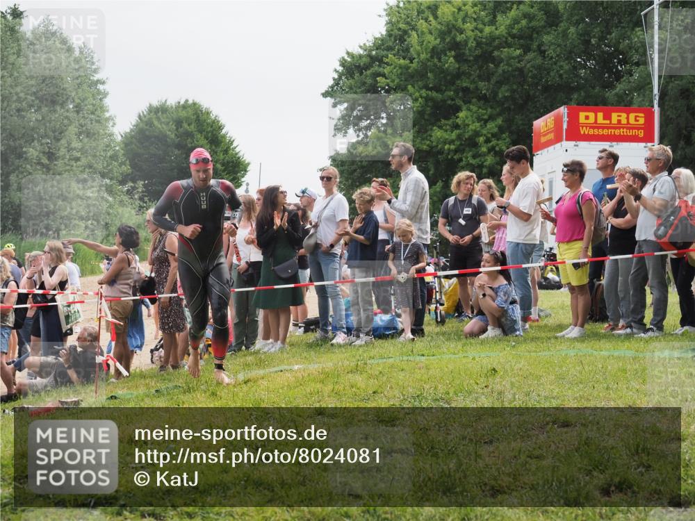 15.06.2025 - 27. Vierlanden-Triathlon KatJ http://msf.ph/oto/8024081 15.06.2025 10:57:23 Schwimmen 692, 697 meine-sportfotos.de