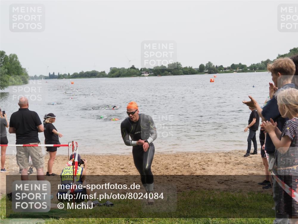 21.06.2025 - 27. Vierlanden-Triathlon MichiJ http://msf.ph/oto/8024084 15.06.2026 10:55:03 Schwimmen 677, 735, 744, 761 meine-sportfotos.de