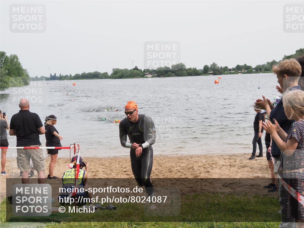 21.06.2025 - 27. Vierlanden-Triathlon MichiJ http://msf.ph/oto/8024087 15.06.2026 10:55:04 Schwimmen 677, 735, 744, 761 meine-sportfotos.de
