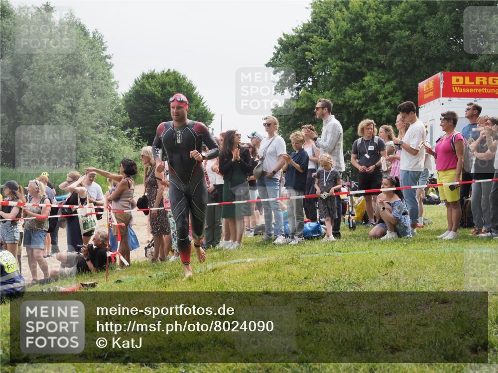 15.06.2025 - 27. Vierlanden-Triathlon KatJ http://msf.ph/oto/8024090 15.06.2025 10:57:24 Schwimmen 692, 697 meine-sportfotos.de