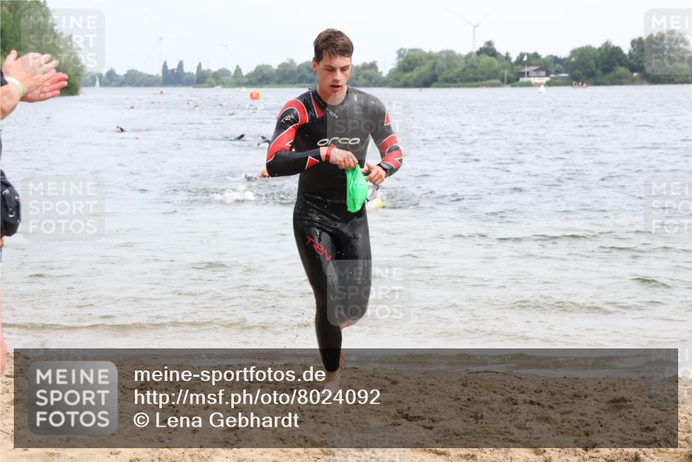 15.06.2025 - 27. Vierlanden-Triathlon Lena Gebhardt http://msf.ph/oto/8024092 15.06.2025 10:54:42 Schwimmen 695, 713, 715, 749 meine-sportfotos.de